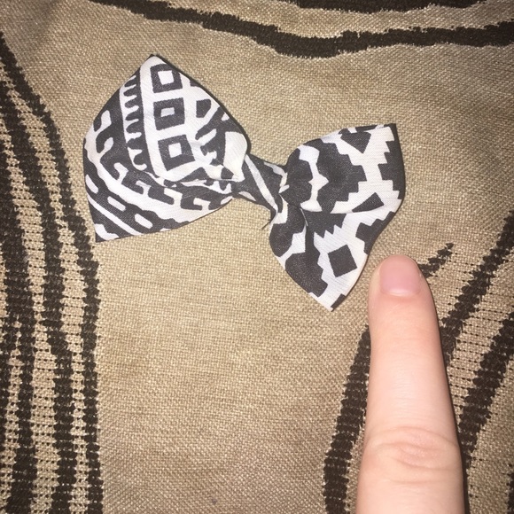 Claire’s Aztec Print Black & White Bow 🎀 - Picture 7 of 7